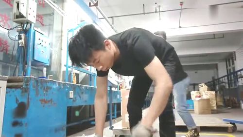 工廠著急發貨,兩小伙深夜加班,檢驗產品是否合格